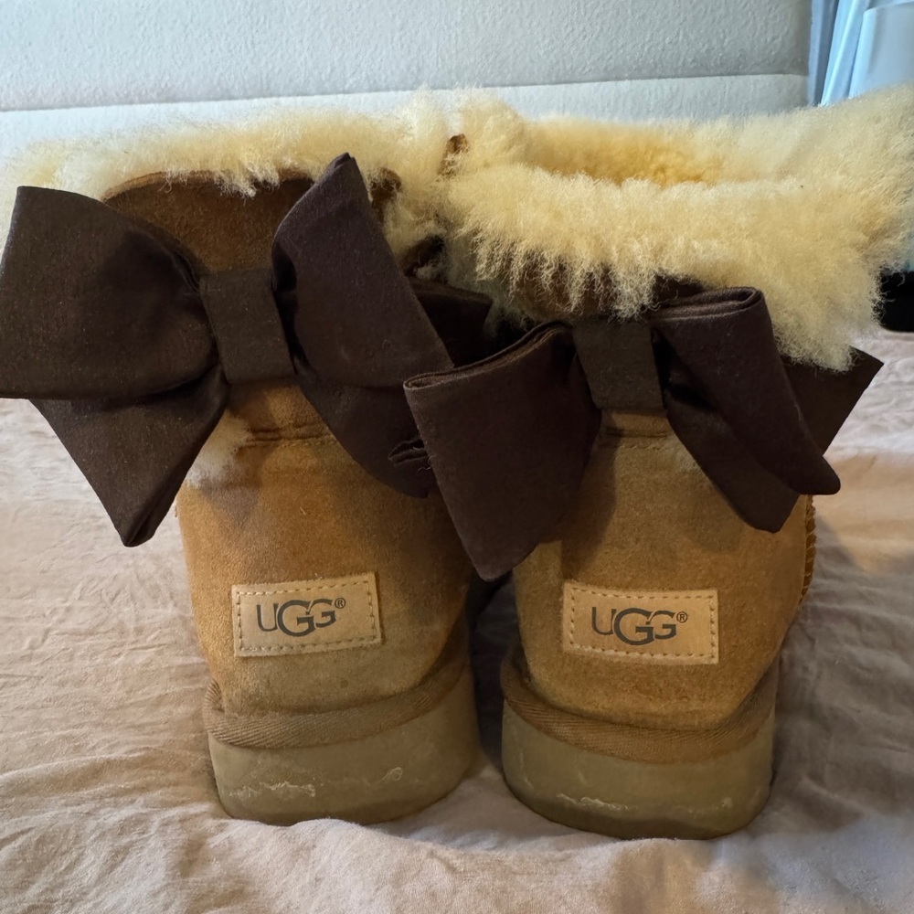 UGG Womens 8 Boots with Bows